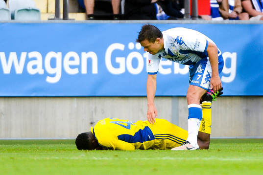 HJK Helsingfors Richard Gadze och IFK Göteborgs Mads Albeck
