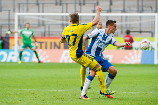 HJK Helsingfors Sebastian Sorsa och IFK Göteborgs Jakob