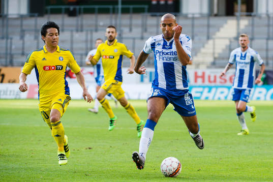HJK Helsingfors Atomu Tanaka och IFK Göteborgs Haitam