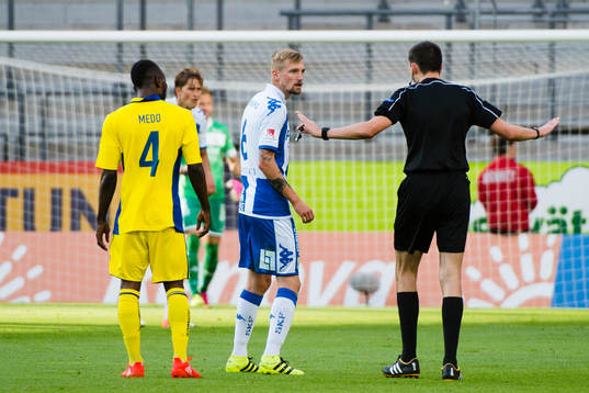 IFK Göteborgs Sebastian Eriksson diskuterar med domare