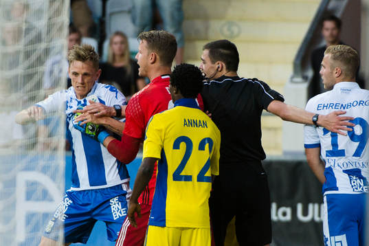 IFK Göteborgs Sören Rieks (m) är upprörd på HJK