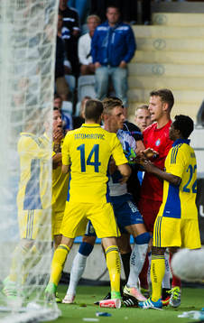 IFK Göteborgs Sören Rieks (m) är upprörd på HJK
