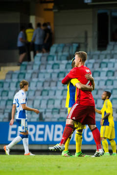 HJK Helsingfors målvakt Thomas Dähne jublar med lagkamrat