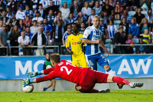 HJK Helsingfors målvakt Thomas Dähne räddar framför IFK