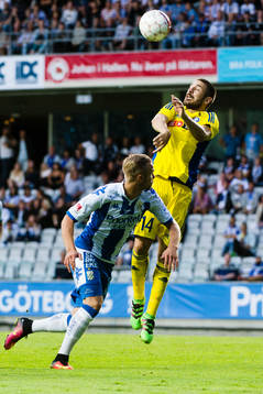 HJK Helsingfors målvakt Thomas Dähne plockar bollen