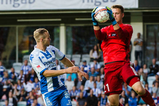 HJK Helsingfors målvakt Thomas Dähne plockar bollen