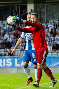HJK Helsingfors målvakt Thomas Dähne plockar bollen