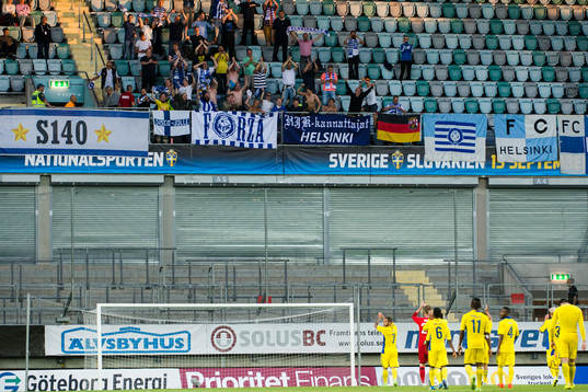 HJK Helsingfors spelare jublar med fansen