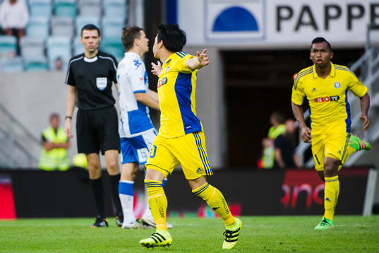HJK Helsingfors Atomu Tanaka jublar