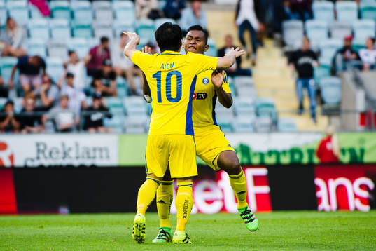 Målskytten till 0-1 Atomu Tanaka jublar med Alfredo José