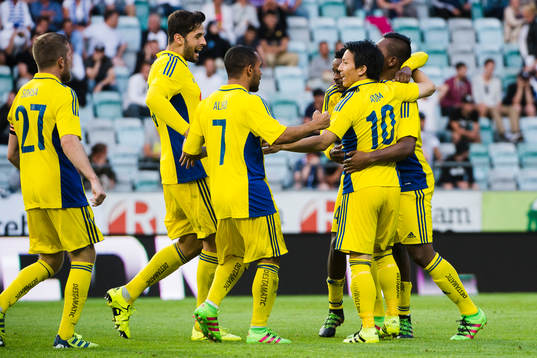 Målskytten till 0-1 Atomu Tanaka jublar med lagkamrater