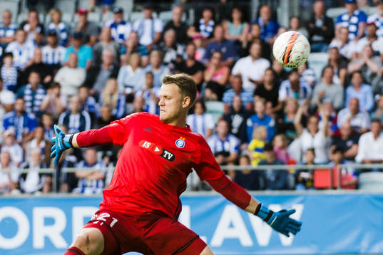 IFK Göteborgs Emil Salomonsson (ej på bild) gör 1-1 på