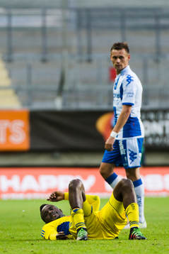IFK Göteborgs Jakob Ankersen ser HJK Helsingfors Richard