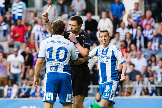 IFK Göteborgs Tobias Hysén blir varnad av domare Kevin