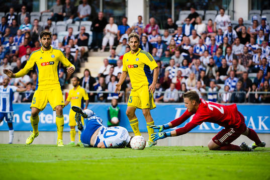 HJK Helsingfors Lum Rexhepi och Ville Jalasto ser IFK
