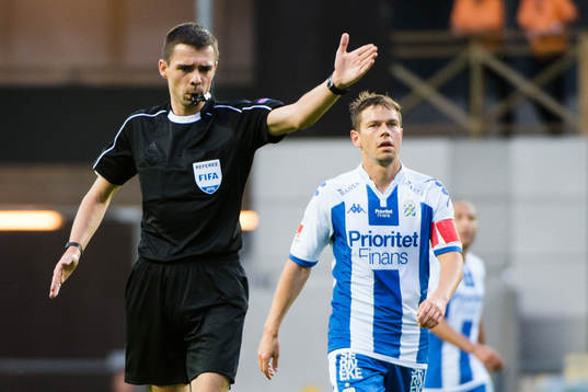 Domare Kevin Clancy och IFK Göteborgs Mads Albeck