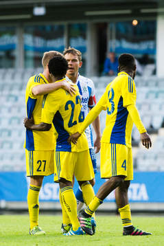 HJK Helsingfors Anthony Annan föser undan Anthony Annan