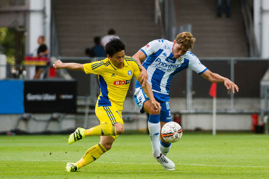HJK Helsingfors Atomu Tanaka och IFK Göteborgs Thomas Rogne