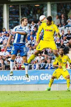 IFK Göteborgs Tobias Hysén i nickduell med HJK