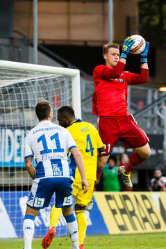 IFK Göteborgs Martin Smedberg Dalence ser HJK Helsingfors