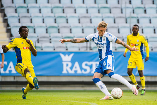 HJK Helsingfors Anthony Annan försöker täcka ett skott
