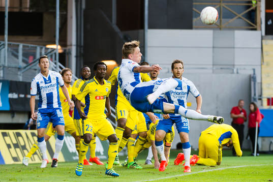 HJK Helsingfors Anthony Annan ser IFK Göteborgs Sören