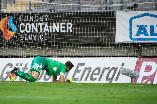 IFK Göteborgs målvakt John Alvbåge ser bollen gå i mål