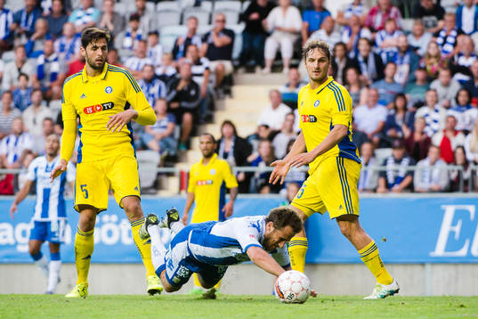 HJK Helsingfors Lum Rexhepi  och Ville Jalasto ser IFK