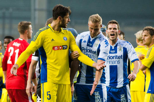 HJK Helsingfors Lum Rexhepi  diskuterar med IFK Göteborgs