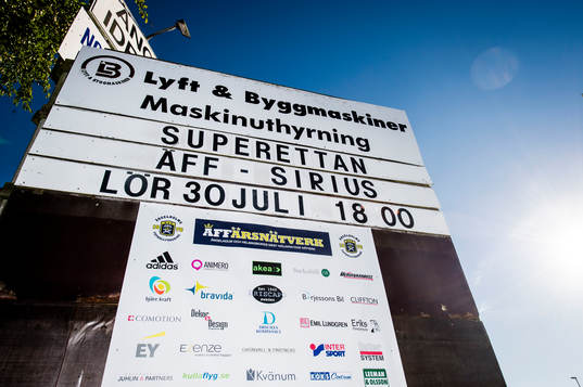Skylt som annonserar