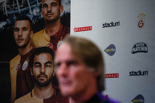 Galatasarays tränare Jan Olde Riekerink framför ett