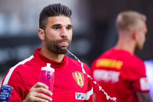 Syrianskas Mattias Mete dricker innan fotbollsmatchen