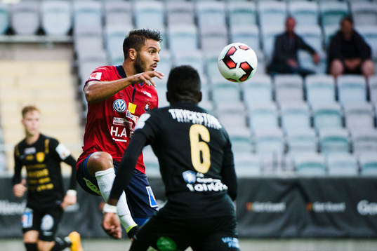 Örgrytes William Atashkadeh tar ner bollen