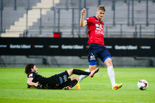 Syrianskas Stefan Ilic  glidtacklar Örgrytes Johan Hammar