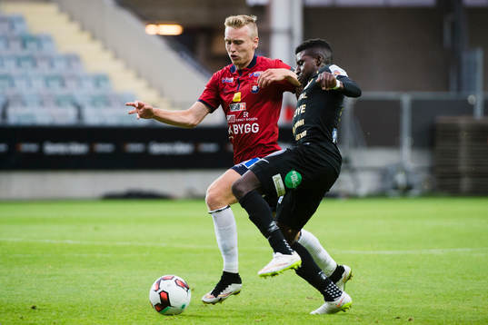 Örgrytes Sebastian Ohlsson och Syrianskas Samuel Akintioye