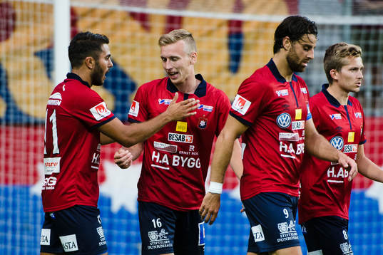 Örgrytes målskytt William Atashkadeh jublar med Sebastian