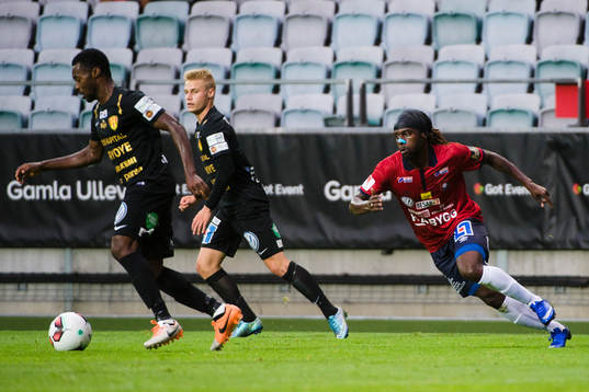 Syrianskas Success Nwousu och Johan Edeland  jagas av