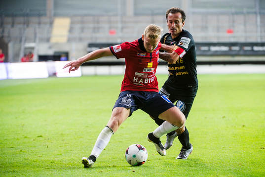 Örgrytes Sebastian Ohlsson i kamp om bollen med Syrianskas