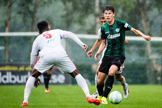 Högaborgs Maciej Buszko dribblar med bollen