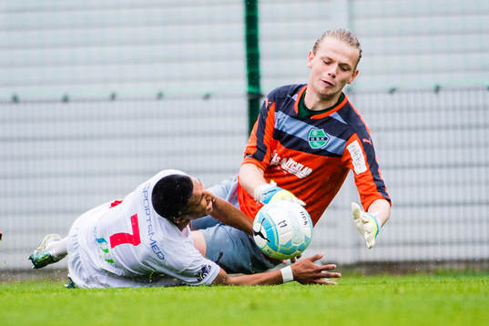 Assyriskas Daniel Albano Neves och Högaborgs målvakt