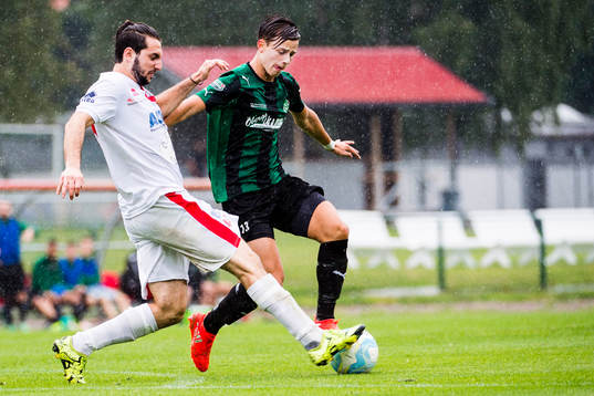 Assyriskas Mattias Ucar och Högaborgs Benjamin Tannus i