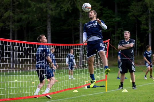 IFK Göteborgs Tobias Hysén nickar mot försvarande Jakob