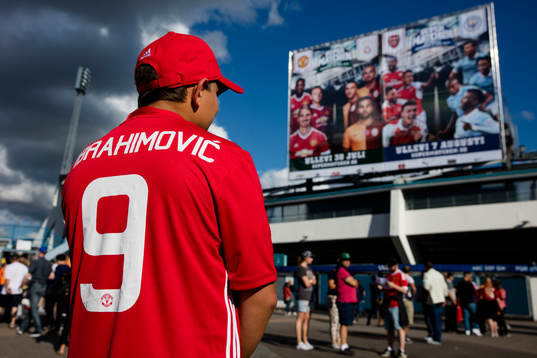 En ung Manchester United supporter med Zlatan Ibrahimovic