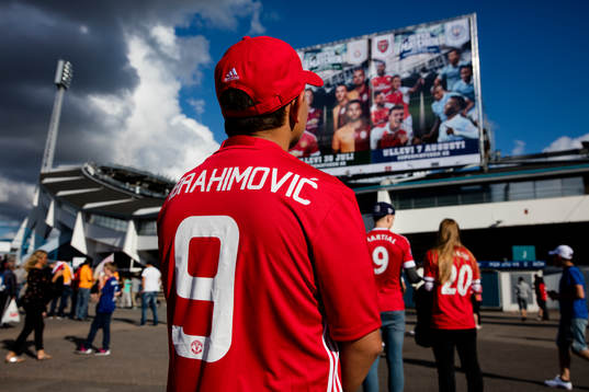 En ung Manchester United supporter med Zlatan Ibrahimovic