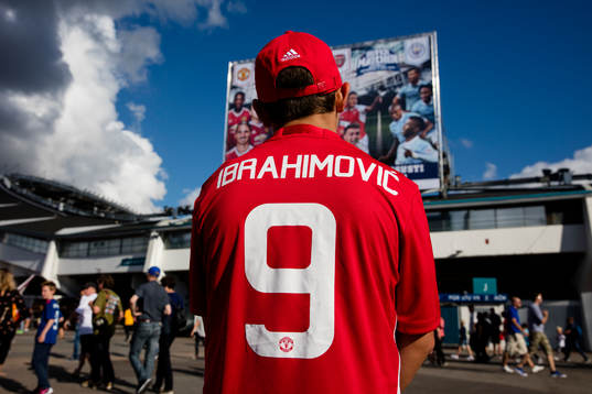En ung Manchester United supporter med Zlatan Ibrahimovic