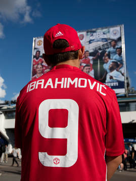 En ung Manchester United supporter med Zlatan Ibrahimovic