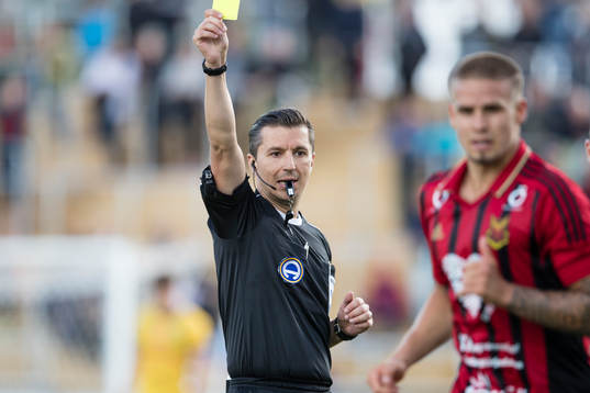 Domare Bijan Pandzic ger Östersunds Douglas Bergqvist gult