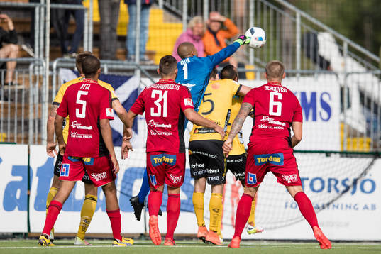 Östersunds målvakt Aly Keita  boxar undan en boll
