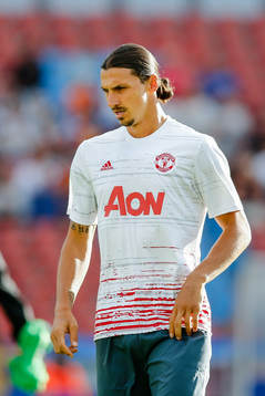 Manchester Uniteds Zlatan Ibrahimovic värmer upp före