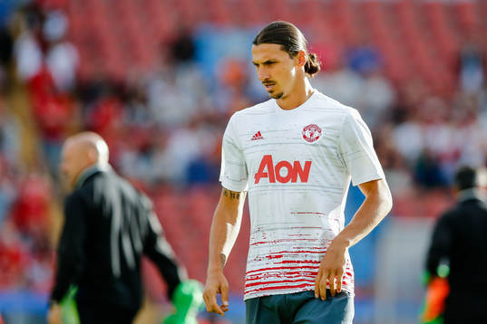 Manchester Uniteds Zlatan Ibrahimovic värmer upp före